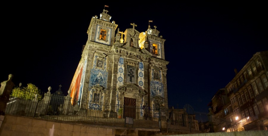 Iglesia de San Idelfonso en Oporto de noche