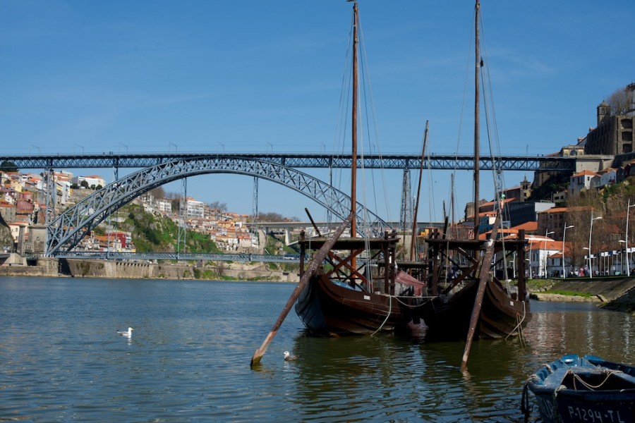 Puente y barcos en la Ribeira
